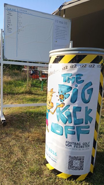 Erwachsene spielen auf die Tonne. Kinder auf die Tonne oder den Kreis vor der Tonne. Gezählt wird die Summe aller Schüsse bis alle 3 Footbag