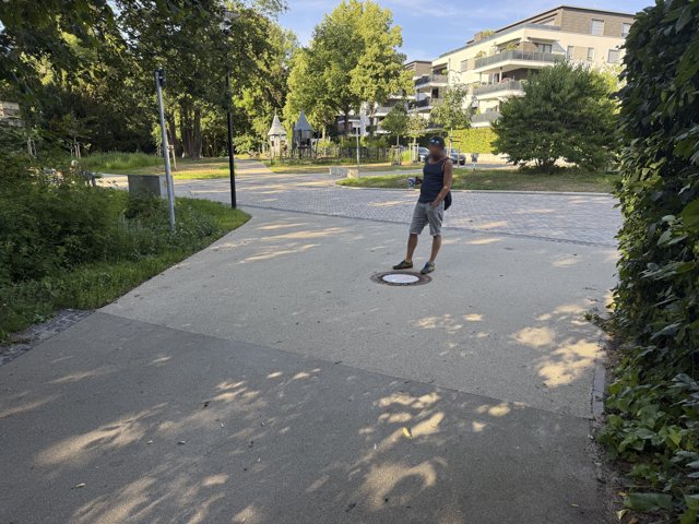 Der abweichende Asphalt markiert das Green und das Ziel steht auf dem Gulli.